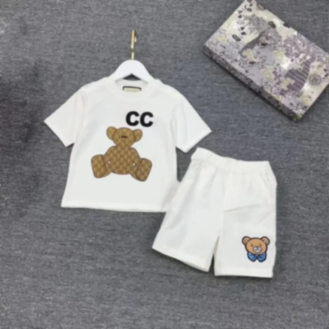 Lüks Tasarımcı Giyim Setleri Çocuklar Tişört Küçük Ayı Deve Monogramlı Kısa Moda İngiliz Moda Markası Yaz Çocuk Hazineleri