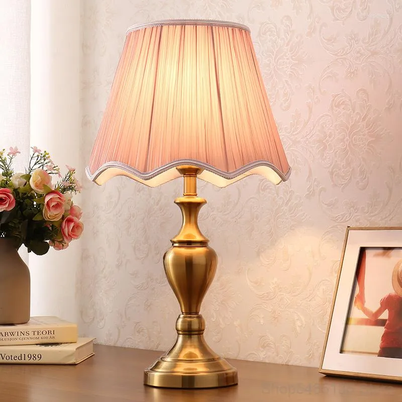 مصابيح طاولة أمريكية بسيطة مصباح حديث دافئ رومانسي غرفة نوم إبداعية بجانب السرير غرفة المعيش