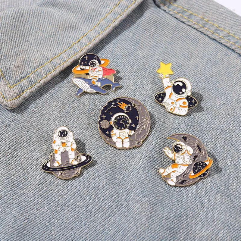 Broches planeta foguete baleia astronauta esmalte pinos de lapela estrela lua de vias leitas de backpack de backpack de backpack de backpack para crianças