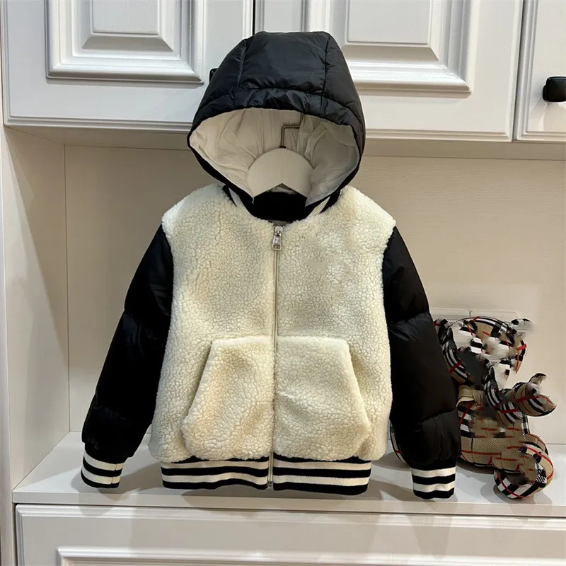 Abiti firmati per bebè Piumini Cappotti Abbigliamento per bambini Giacca corta patchwork in bianco e nero con cappuccio per bambini in stile europeo e americano Cappotto da ragazzo in pelo di agnello