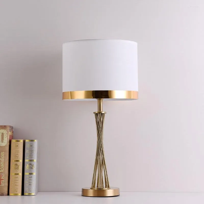 Lampade da tavolo Postmodern Light Luxury Simple American Lamp Home Warm Bedroom Comodino Designer Model Room Living Study