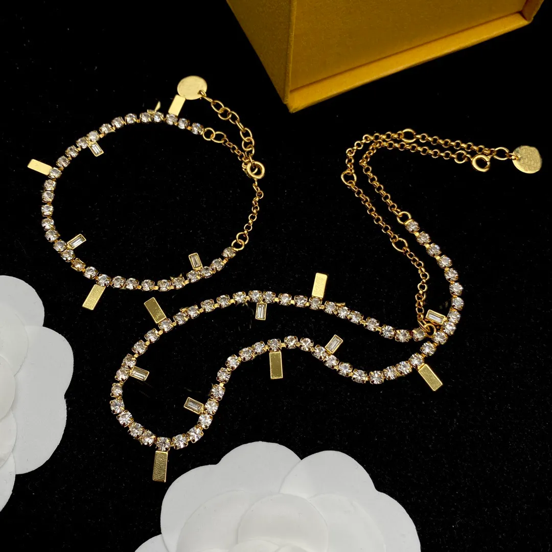 Micro Inlays Crystal Embellation Designer Halsband Armband St￤ller in kvinnor Graverade F Initialer Bokstavsinst￤llningar 18K Guldsmycken F￶delsedagsfestg￥vor FS9 --05