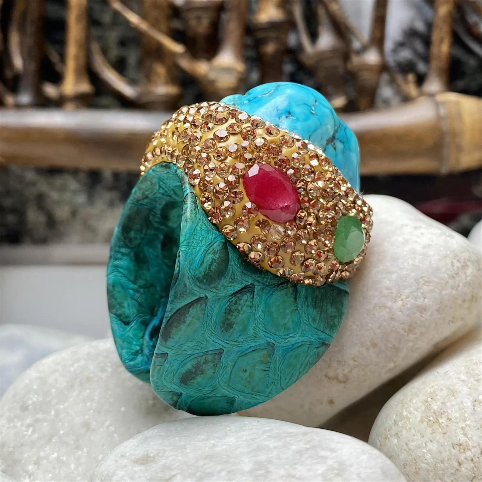 Anneaux de bande à la main moucheté couvert rubis émeraude turquoise bague dames bijoux exagérés en Europe et en Amérique 221114