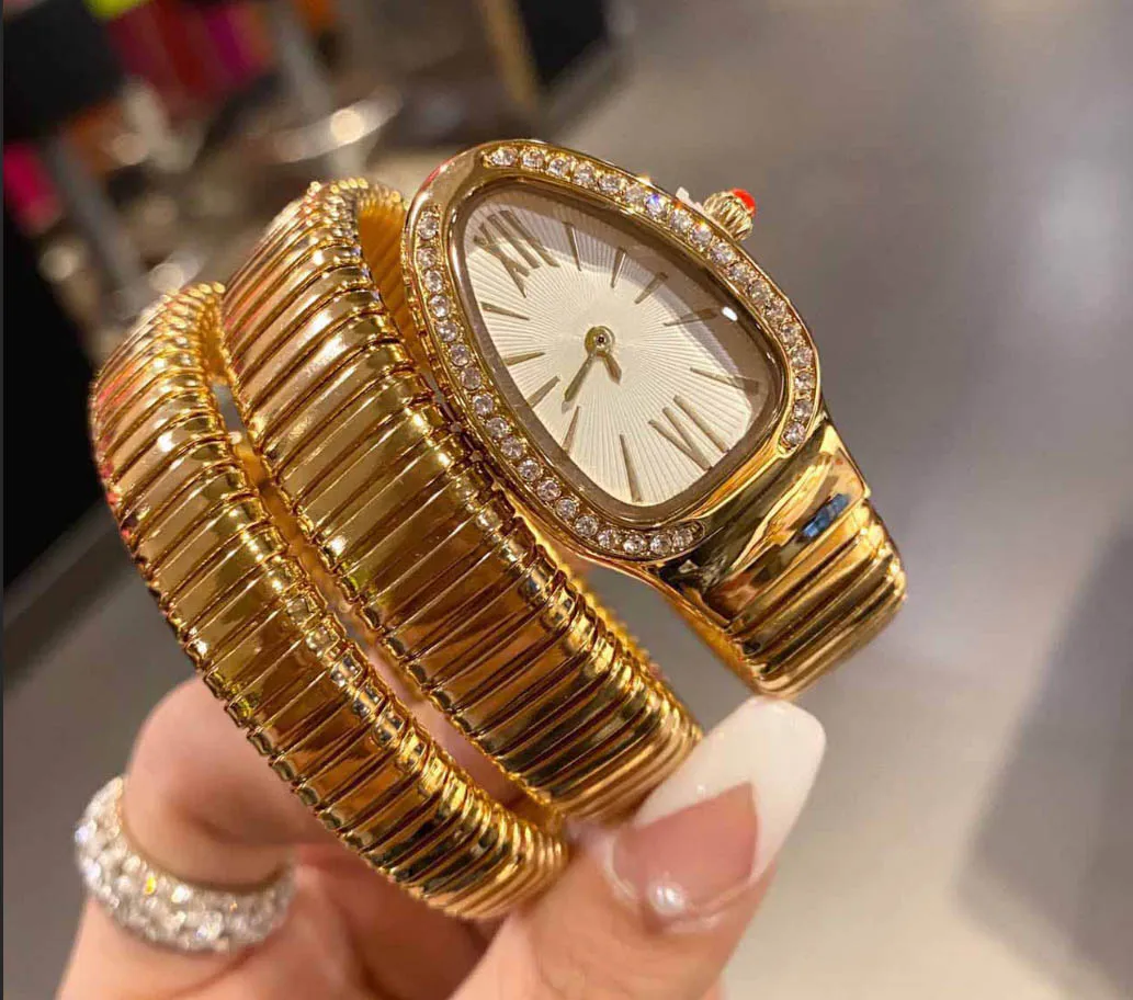 La montre féminine de taille 32 mm a un mouvement de quartz en forme de serpent à double surround avec un mouvement de lunette en diamant