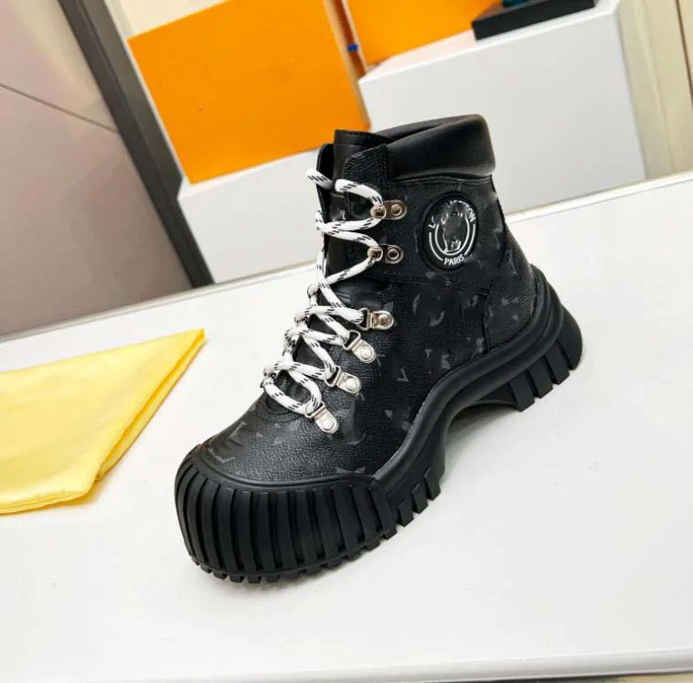 2023 Designer Boots de couro real treinadores esportivos casuais homens graffiti pisos de tênis com tênis de moda Sapato de botas de malha.