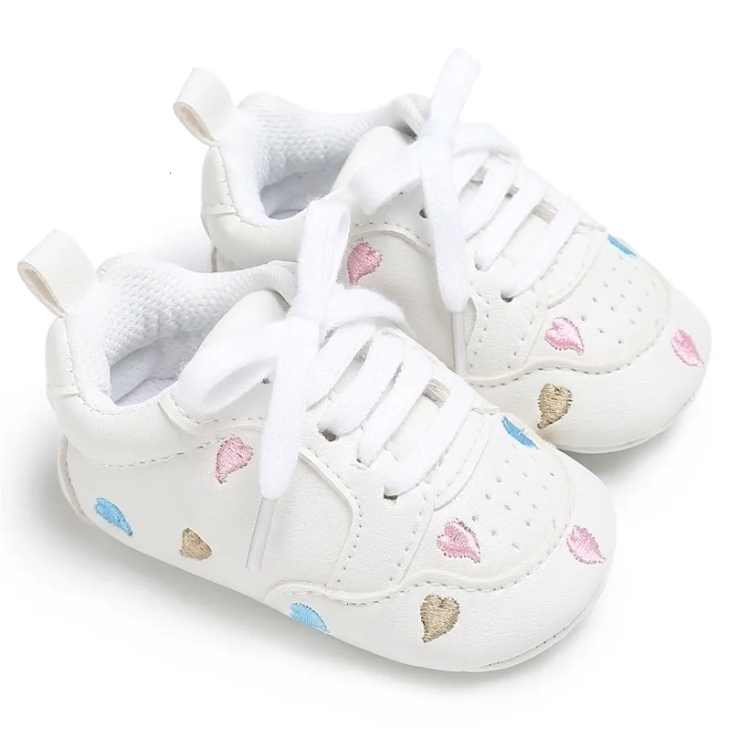 Första Walkers Casual Baby Shoes Spädbarn Girl Crib Söt mjuk ensam Prewalker Sneakers Walking Toddler Walker 221113
