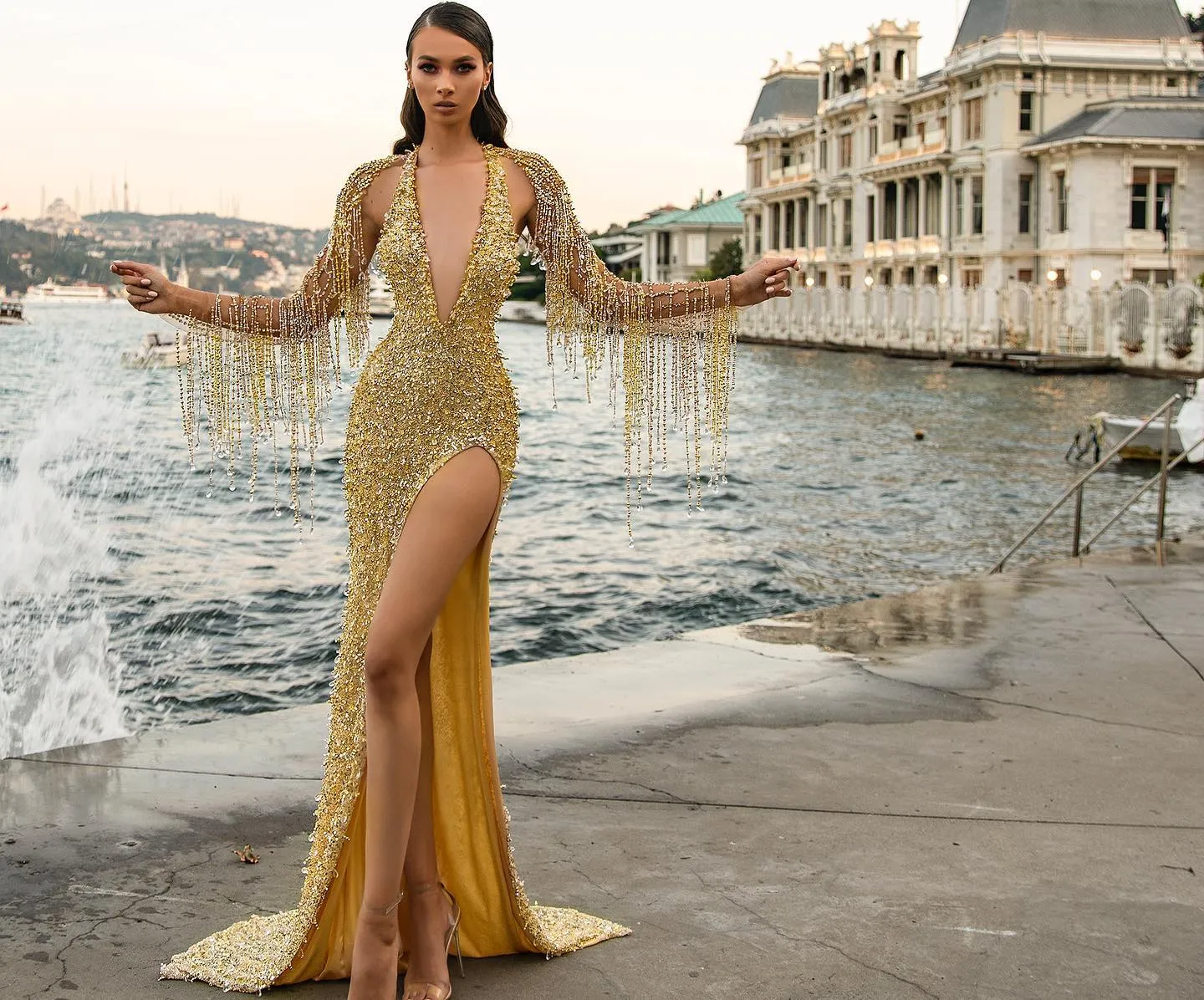 Luxuriöse goldene Meerjungfrau-Abschlussballkleider mit Perlen und Pailletten, geteilte Partykleider mit tiefem V-Ausschnitt und Quasten, maßgeschneidertes Abendkleid