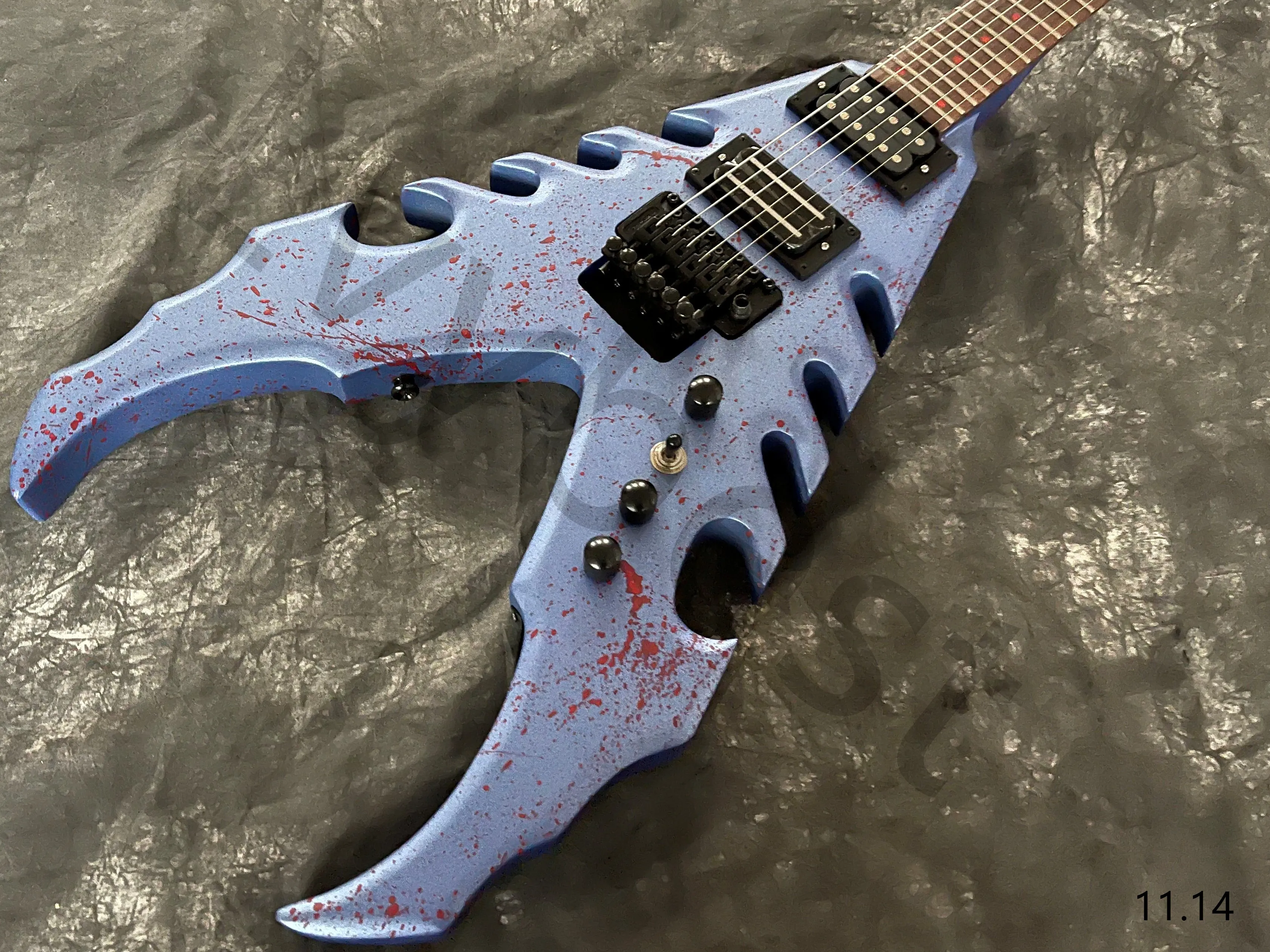 Lvybest pode ser personalizado guitarra elétrica v moldar metalic azul prateado com manchas de sangue peças pretas rock tremolo 24 trastes vermelhos