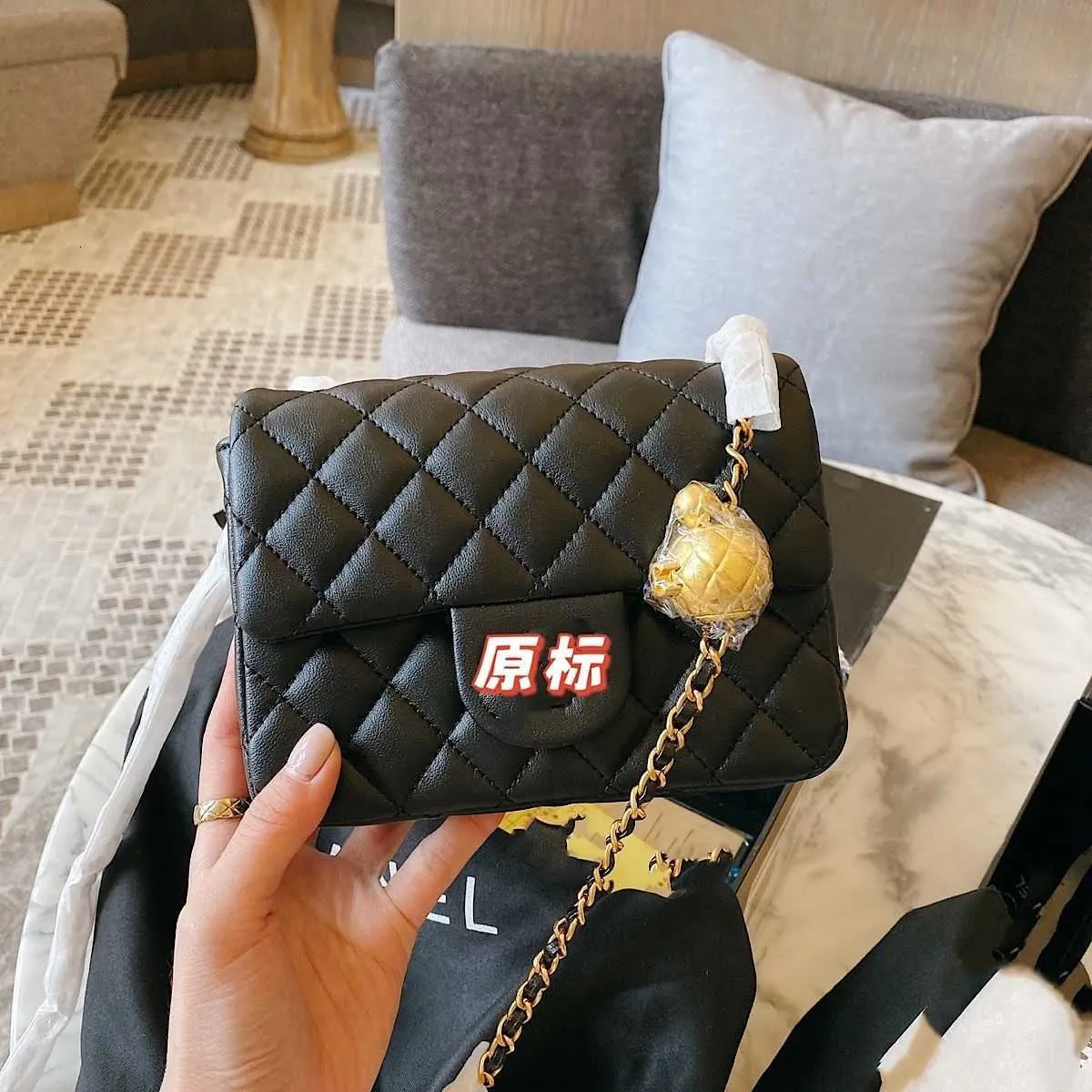 Billig butik 90% rabatt i grossistväska kvinnan 2023 Ny Fangpangzi Jinzhu netröd Samma lilla Xiangfeng Lingge Chain Metal Ball Bag Fashion