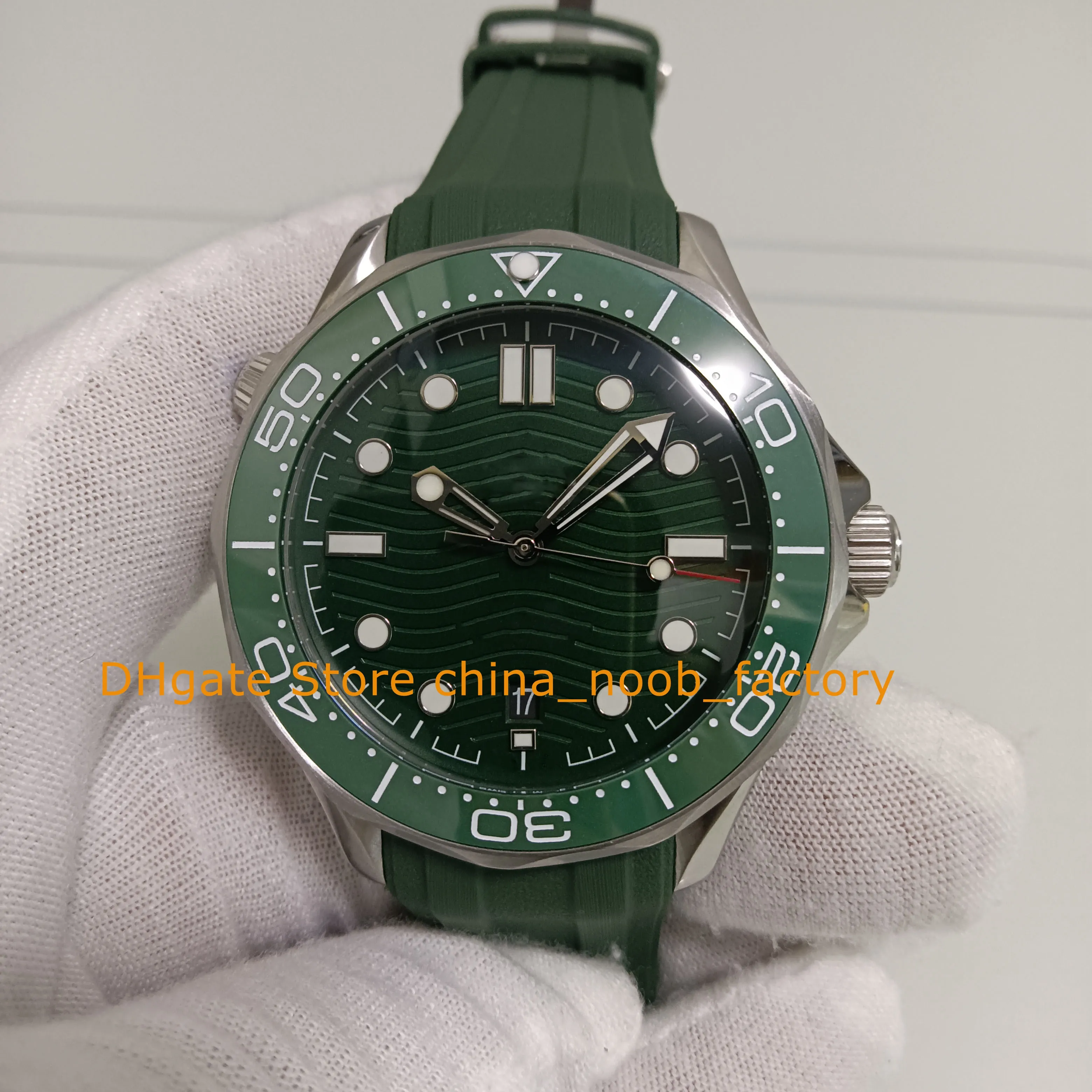 2022 Nieuw model automatisch horloge heren 42 mm groene wijzerplaat rubberen armband keramische bezel professionele 300m 007 sport cal.8800 beweging mechanische horloges