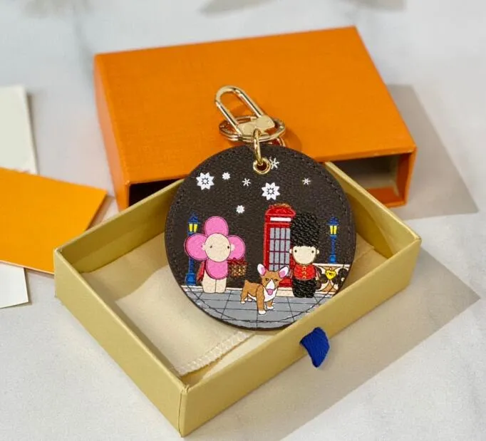 Ny designer Xmas Key Chain Bag -dekoration med Box Mono Accessories Nyckel Ring L￤derbokstav M￶nster Julg￥va till hennes mysterium Lyxiga Purse Pendant