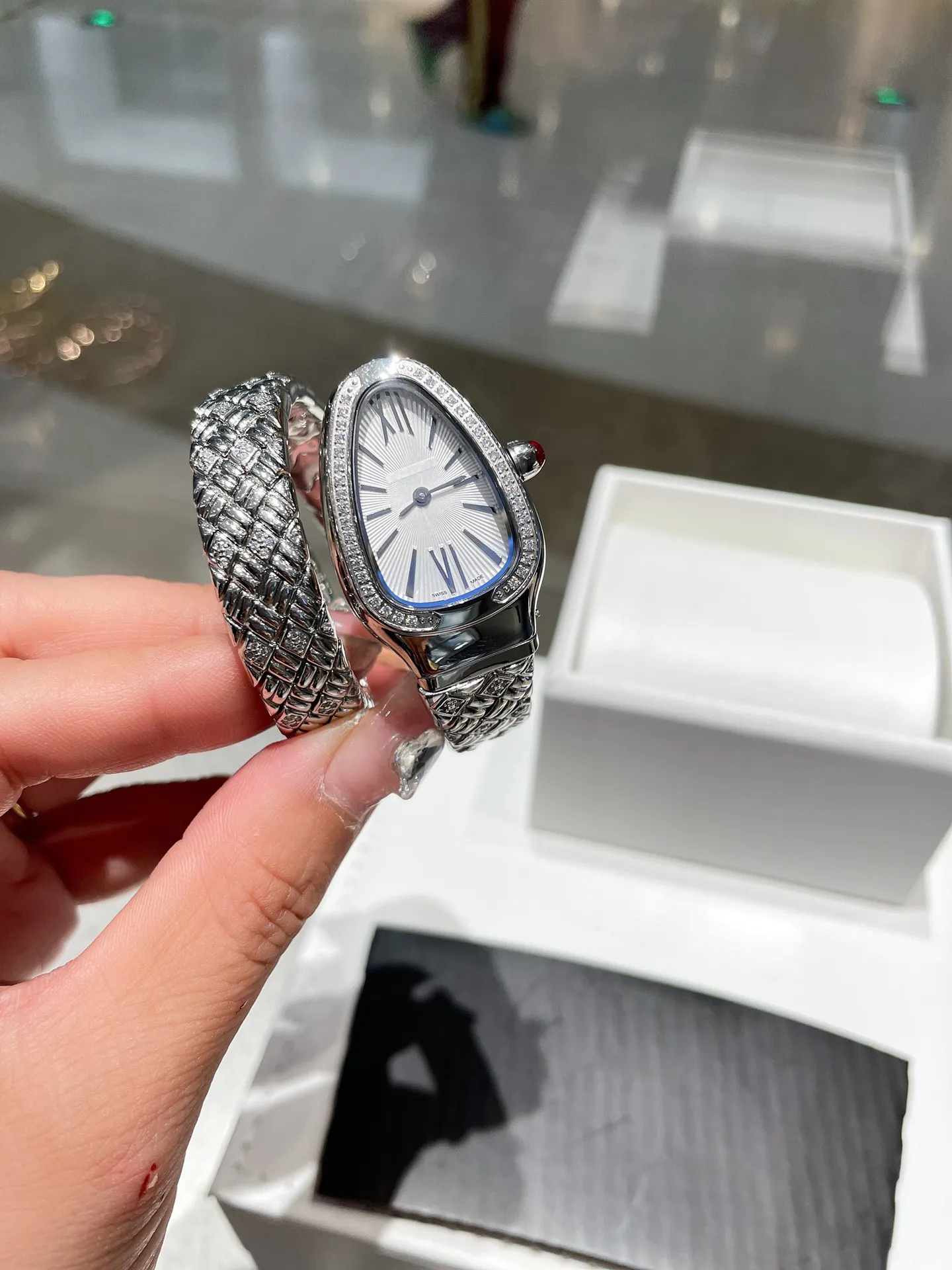 WRISTWATCHES Kobiety luksusowy diamentowy designerski zegarek kwarcowy Ruch zegarki Watche Węża Wspólna Pamięć sprężyna 316L Rafined255d