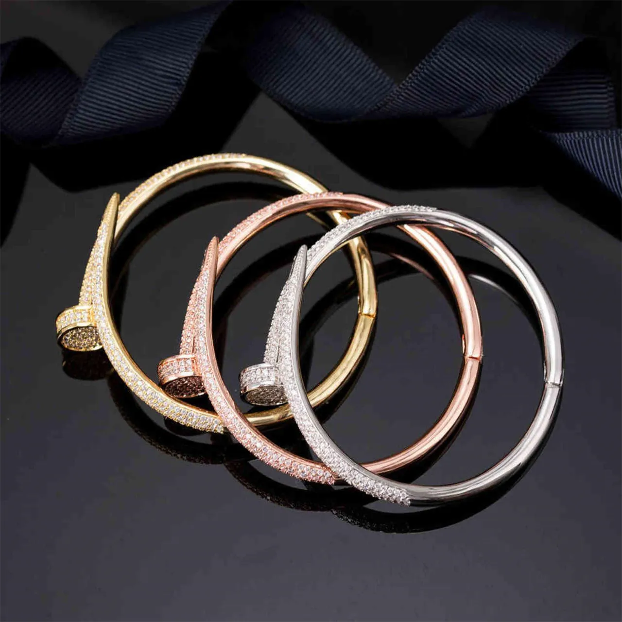 Designer Luxuryletter bracelet Vis Bracelets Bracelets Titanium en acier or Belcher pour femmes Bracelets de charme rose bleu vert