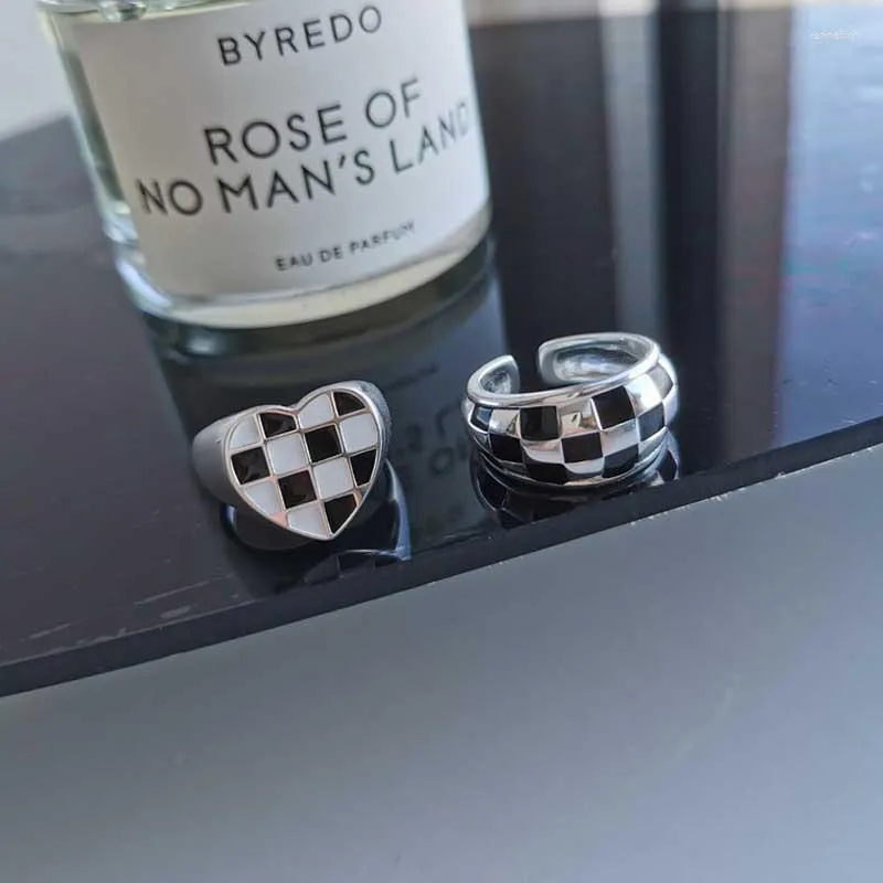 Bröllopsringar Fashion Minimalist Ring Exquisite Classic Black White Checkerboard unik design emaljsmycken för kvinnor engagemang gif