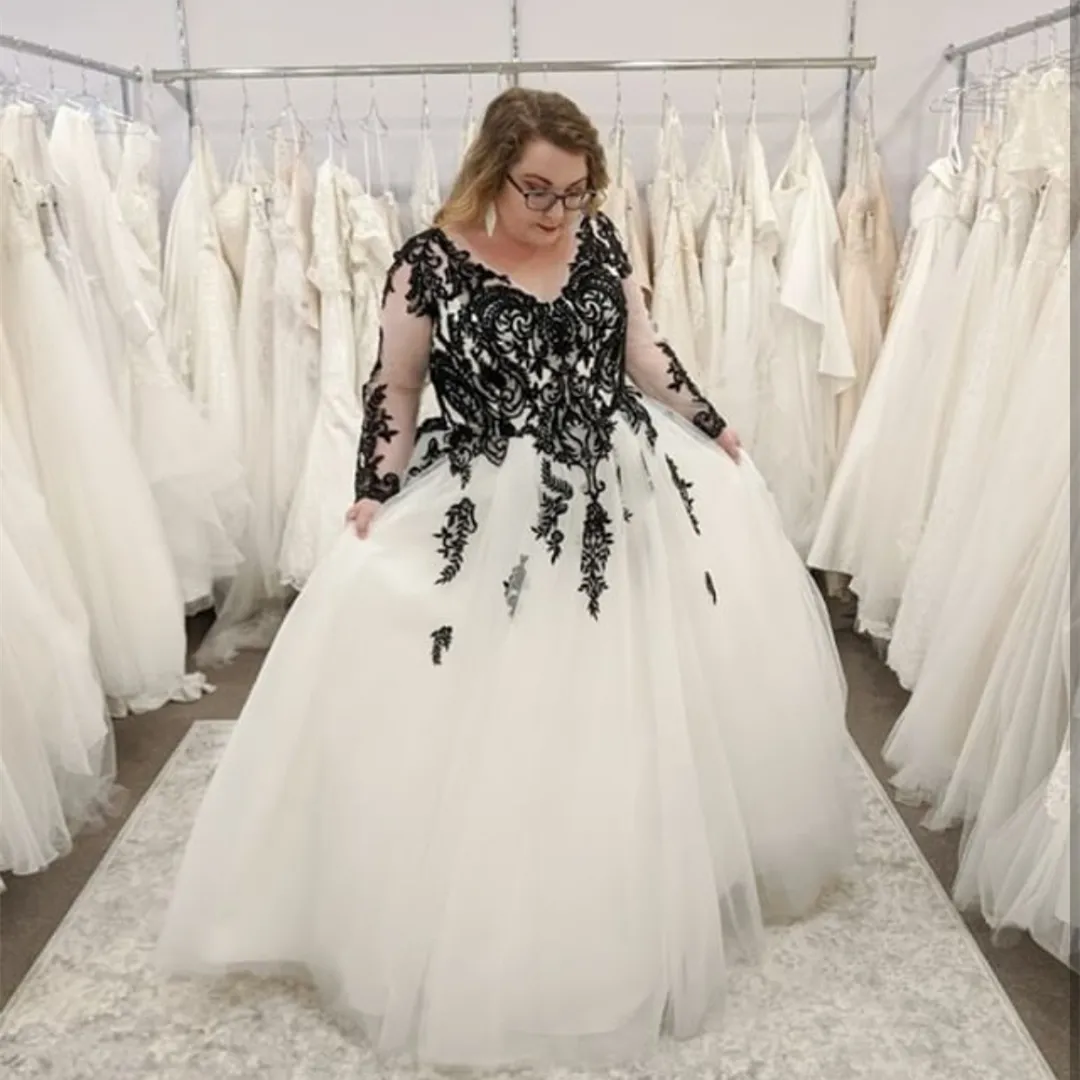 Robe de mariée grande taille noir et blanc, manches longues, col en v, à lacets avec traîne de balayage, robes de mariée élégantes sur mesure