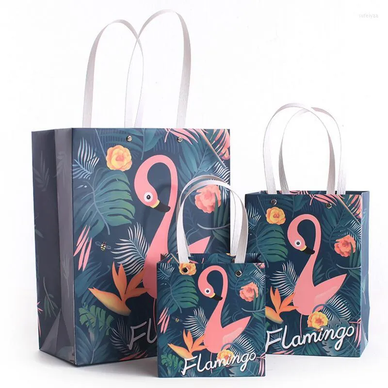 Geschenkpapier 10 Stück Cartoon Flamingo Papiertüte Persönlichkeit Handtaschen Weihnachten Geburtstag Party Taschen 13 9 14 cm