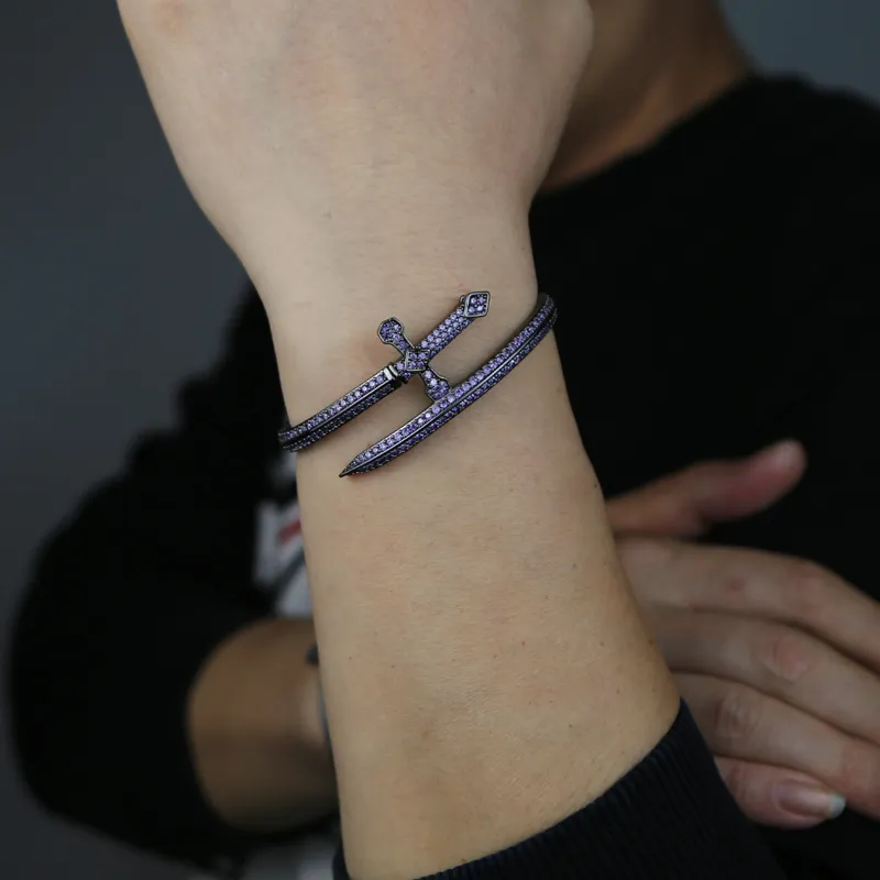 Bracciale con spada incrociata CZ ghiacciato per donna uomo ragazzo formato aperto colore nero spada della giustizia braccialetto gioielli hiphop