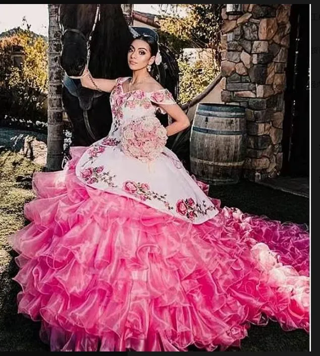 Mexico Pink Quinceanera Sukienki Poziomy długie pociąg w kwiat haftowe luksusowe suknie imprezowe z ramion gorset słodki 15 dziewcząt sukienka bankietowa z powrotem koronki