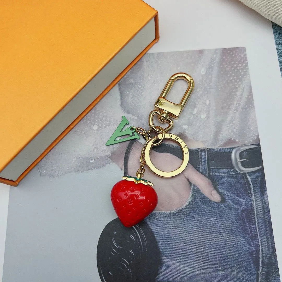 2023 Le nouveau porte-clés fraise rouge peut être porté aussi bien par les hommes que par les femmes