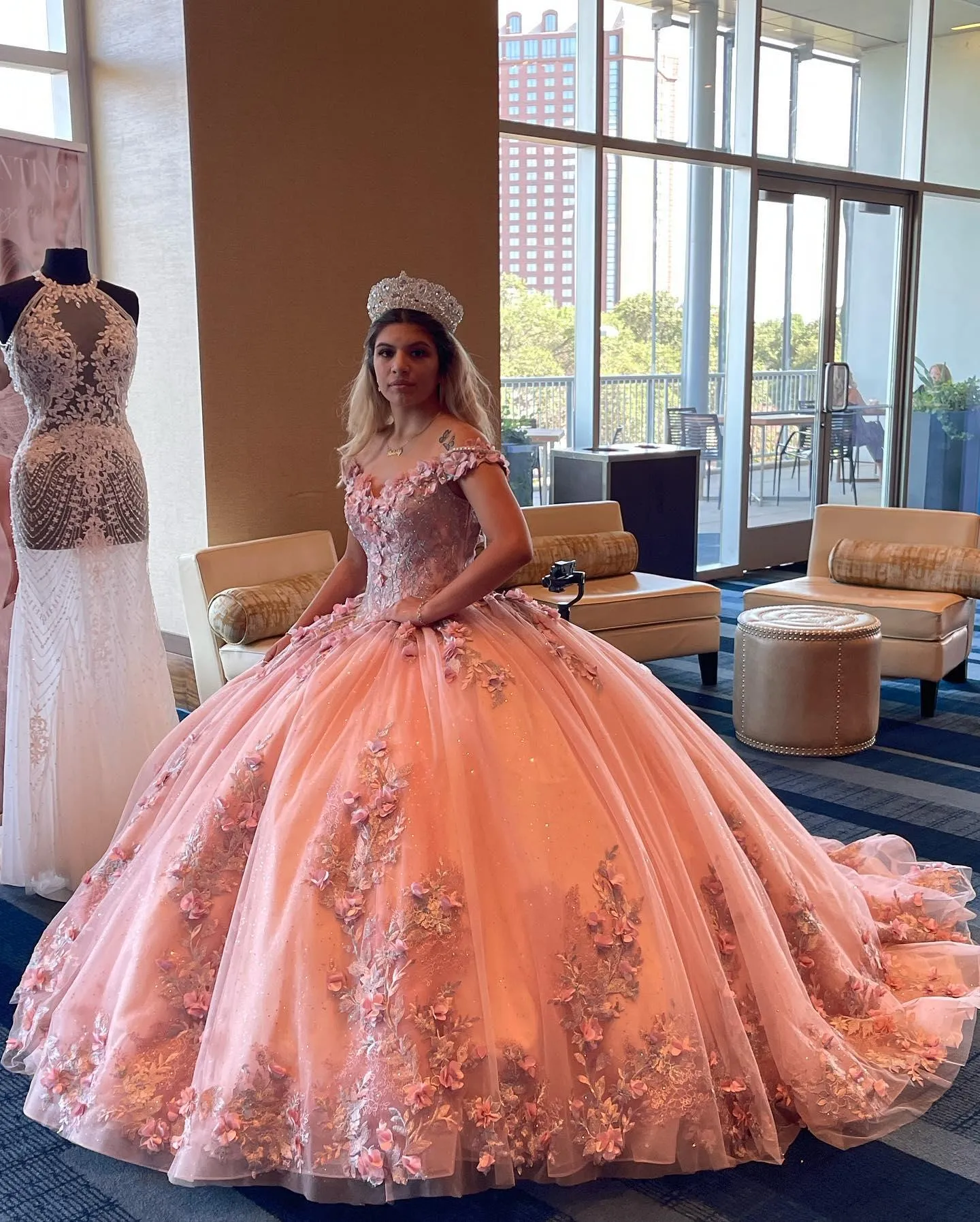 2023セクシーなQuinceaneraドレスピーチボールガウンオフショルダー3D花の花クリスタルビーズスウィート16 Vestido De 15 Anosフォーマルパーティープロムイブニングドレス