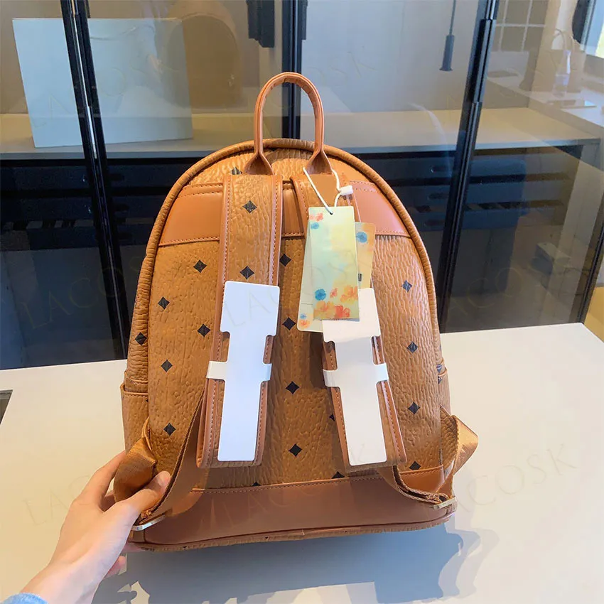 حقائب ظهر Luxurys للرجال والنساء من الحقائب المدرسية تصميم حقيبة سفر من الجلد الطبيعي حقيبة يد عائلية مع إكسسوارات للكلاب