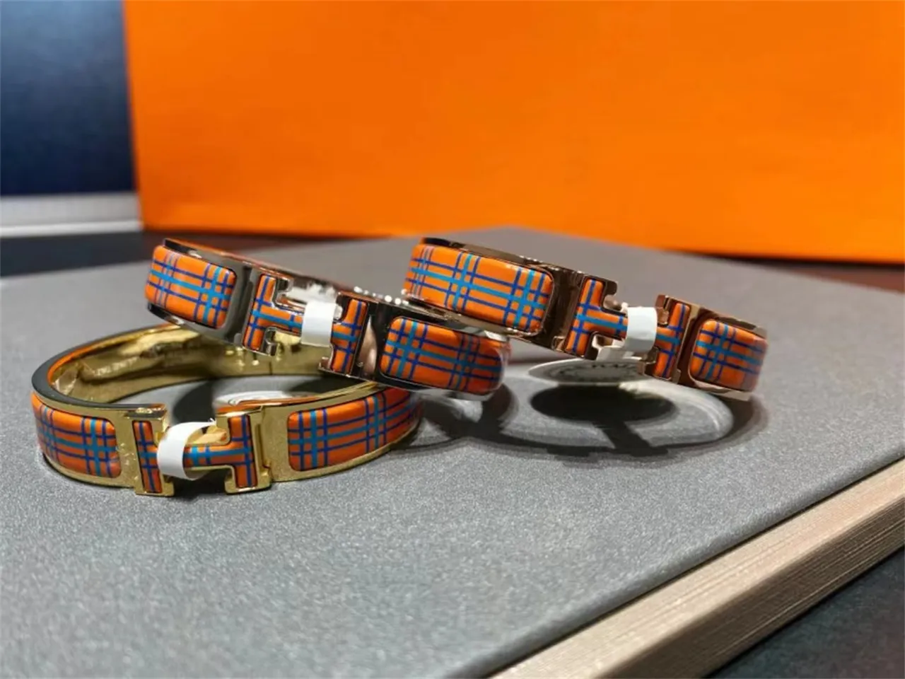 Europa Amerika Modestil Armband Dam Armband Designer Brev Armband Kristall 18K Guldpläterad Rostfritt stål Bröllopsälskare Presentsmycken