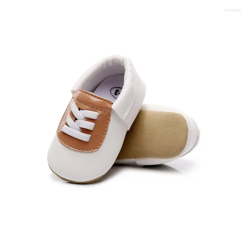 Primeiros caminhantes primavera outono de outono de couro pu do bebê casual mocassins Sapatos de berço infantil de sola mole