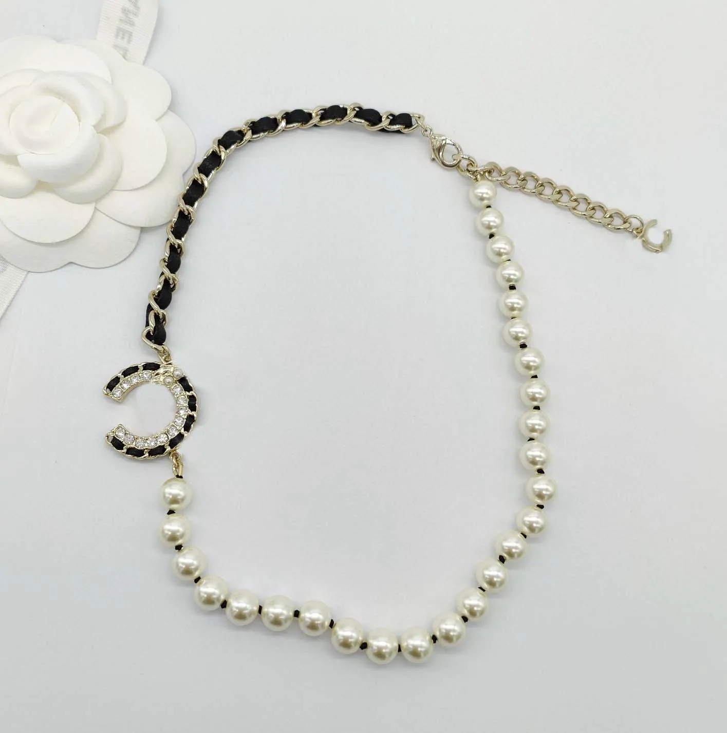 2022 collier pendentif à breloque de qualité de luxe avec tour de cou en cuir véritable noir et perles de coquillage naturel avec timbre de boîte PS4393A