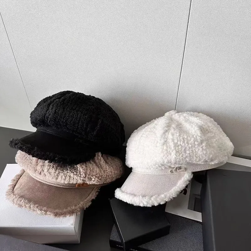 베레모는 고급 디자이너 베레모 양고기 헤어 신문 조절 식 크기의 어린이 모자가 여성을 위해 따뜻하고 편안하게 유지하도록 설계되었습니다.