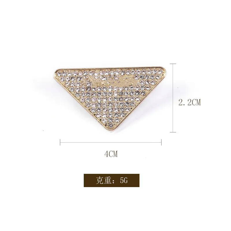 Créateur de mode Triangle Broche Style Coréen Diamant Lettres Manteau Pull Écharpe Boucle Pin Accessoires Costume D'affaires Corsage