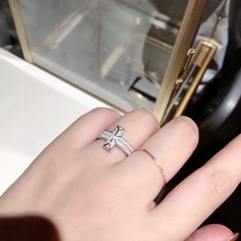 Luksusowy designerski pierścionek Klasyczny styl Inkrustowane drobnymi diamentami Nadaje się do wręczania prezentów Spotkania towarzyskie są piękne