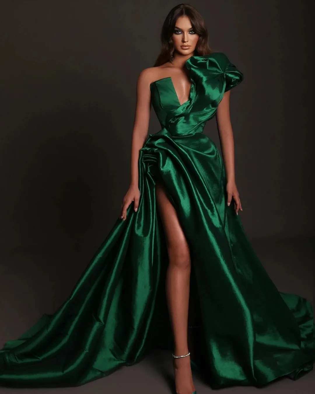 Emerald Green Ruched A-Line prom-jurken modeontwerp split side v-neck sexy formele feestjurken een schouder satijnen optocht speciale gelegenheid jurk 2023
