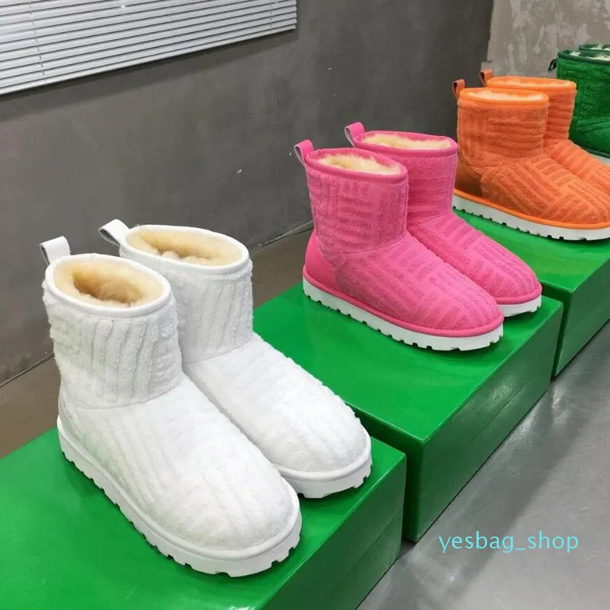 Otoño e invierno Mujer Botas de felpa cálidas Toalla Pan Botas de nieve Suela gruesa Resbalón plano en la parte superior Diseñador de piel Bota de almohada de alta calidad