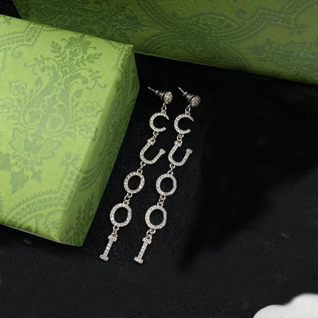 2022 Nuovi orecchini dangle alla moda designer di marchi di lusso classici orecchini per lettere feste di nozze regalo di Natale di San Valentino gioielli eccellenti con scatole e francobolli