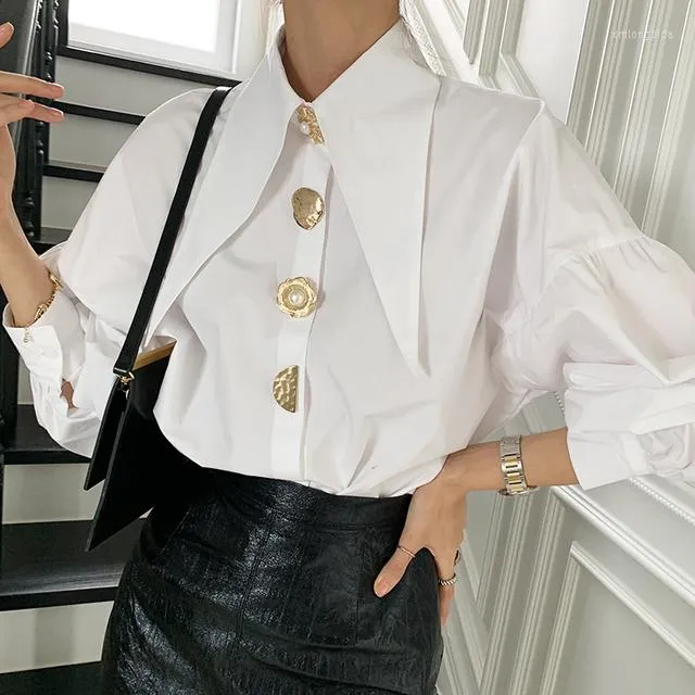 Kvinnor BLOUSES DESIGNER METAL KNAPPAR SPRING BLOUSE Women Lantern Sleeve White Shirts Topps avbryter krage koreansk topp elegant kontor M038