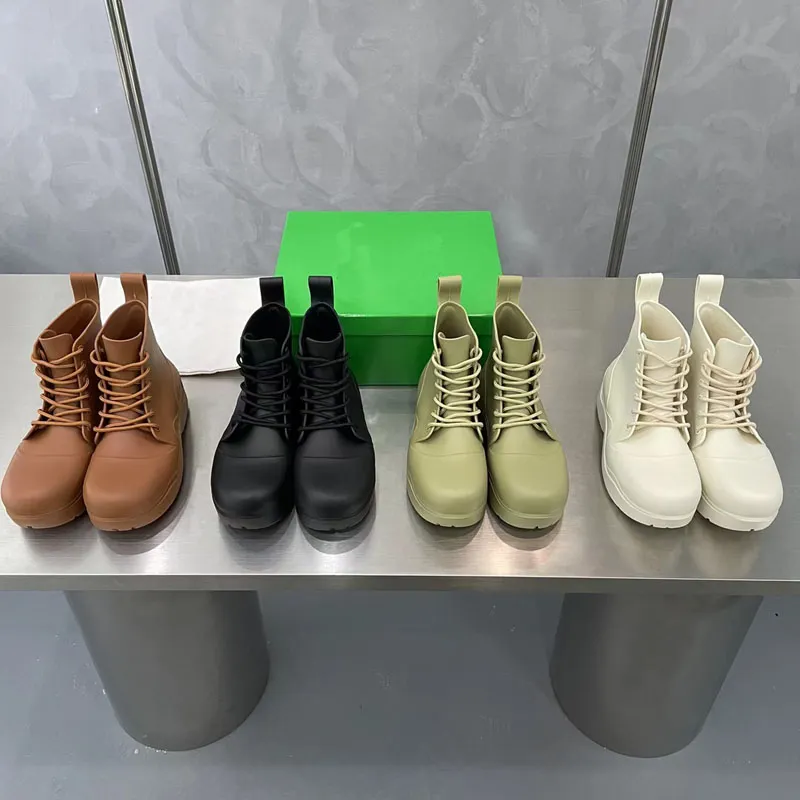 2023 Designer Solid Color Bind Rain Boots Women Luxury Fashion Eco-vänligt gummimaterial Vågslinje Stövlar Portable Slitisolerade högklackade plattformskor