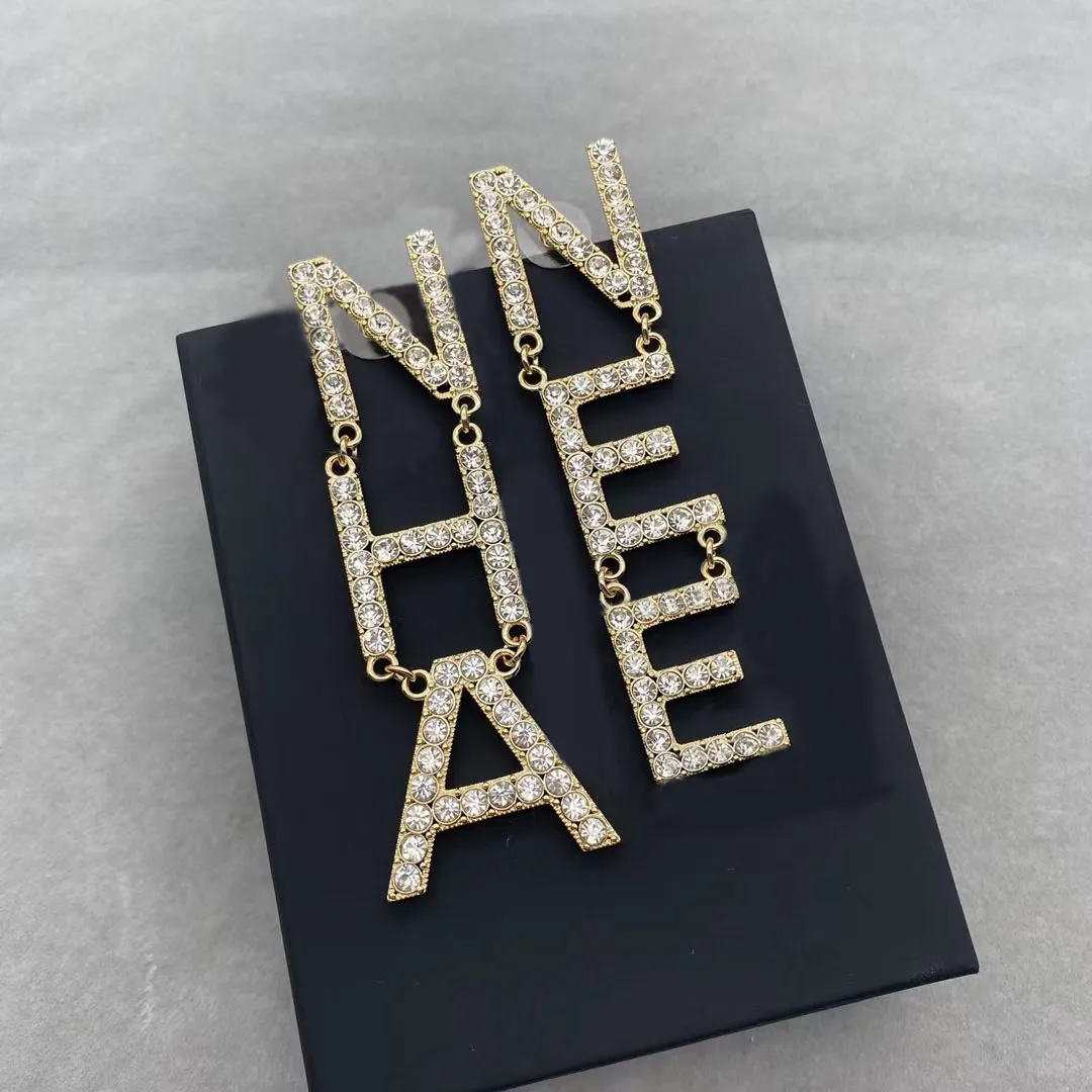 2022 Nouvelles boucles d'oreilles enracineuses Luxury Brand Designer Fashion Diamond Lettre de mariage F￪te de No￫l Valentin Gift Christmas Bijoux Excellente qualit￩ avec bo￮te avec tampon