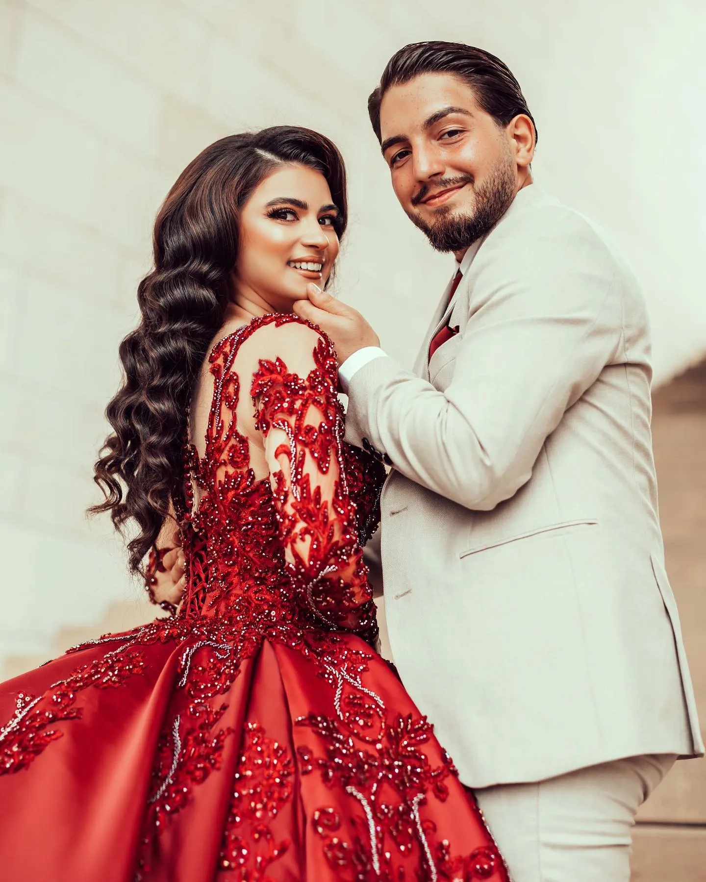 Robe De Mariee De Robe De Balle Rouge Avec Manches Longues Appliques Pur Trains De Balayage En Satin A Col En V A Col Du 248 46 DHgate
