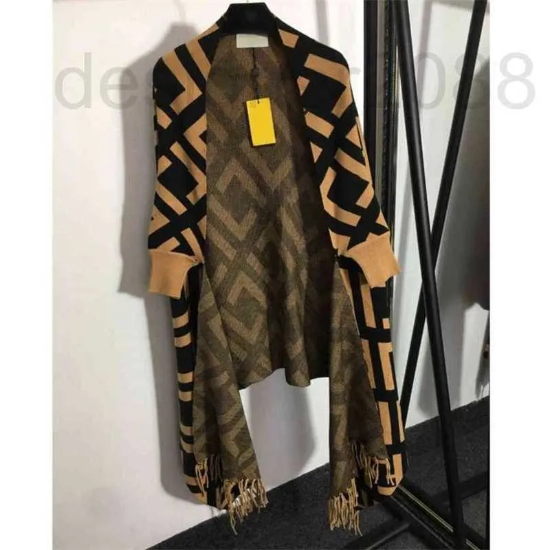 Trenchs de femmes Designer 2021SS Mode Ffen Femmes Laine Tricot Cape Châle Rayé Jacquard Pompon Midi Manteau Cchen Marque Double F Lettre Filles Vêtements Hiver QXZS