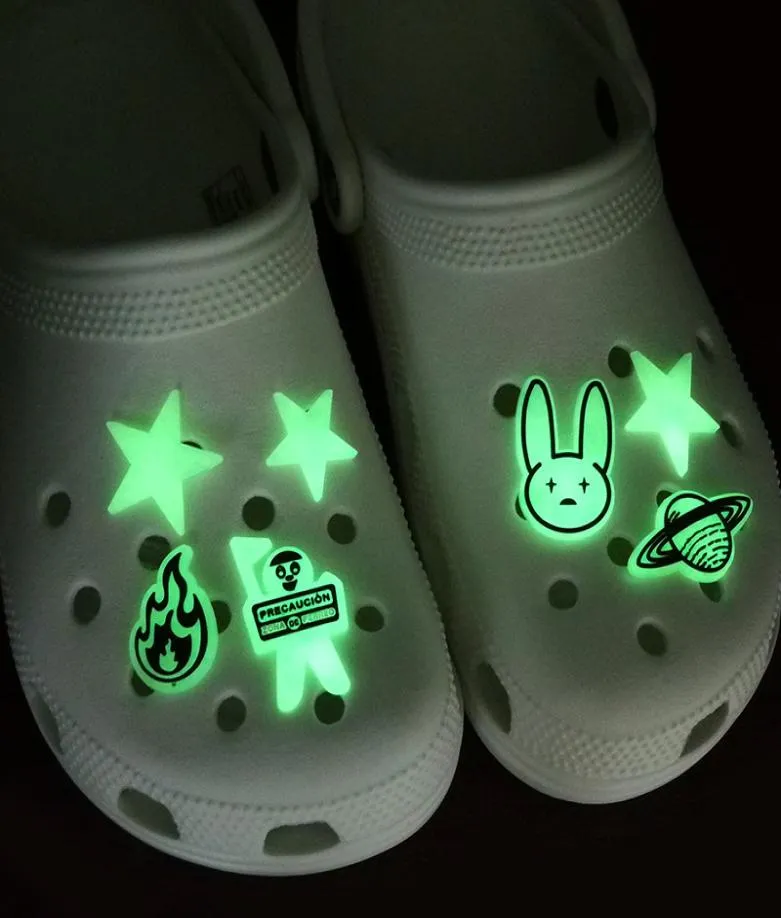 100pcslot Bad Bunny PVC Glow Charms i de mörka plastprydnaderna Skodekoration Tillbehör Jibitz för Croc Clogs Shoes1022265