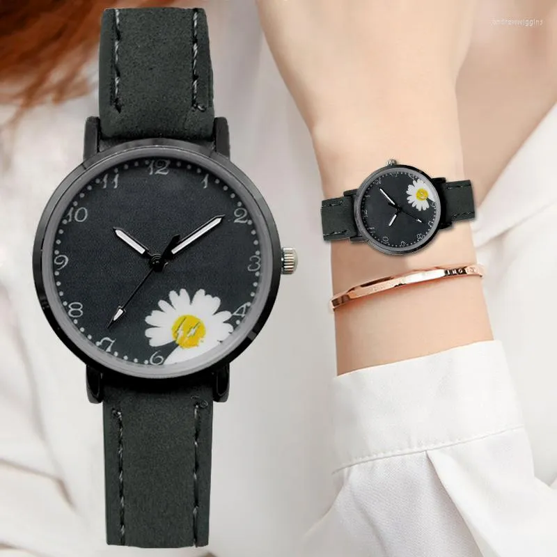 Armbanduhren Uhr Frauen Kleine Gänseblümchen Ins Koreanische Version der Mode College Wind Frisches Zifferblatt Leder Quarz VSCO