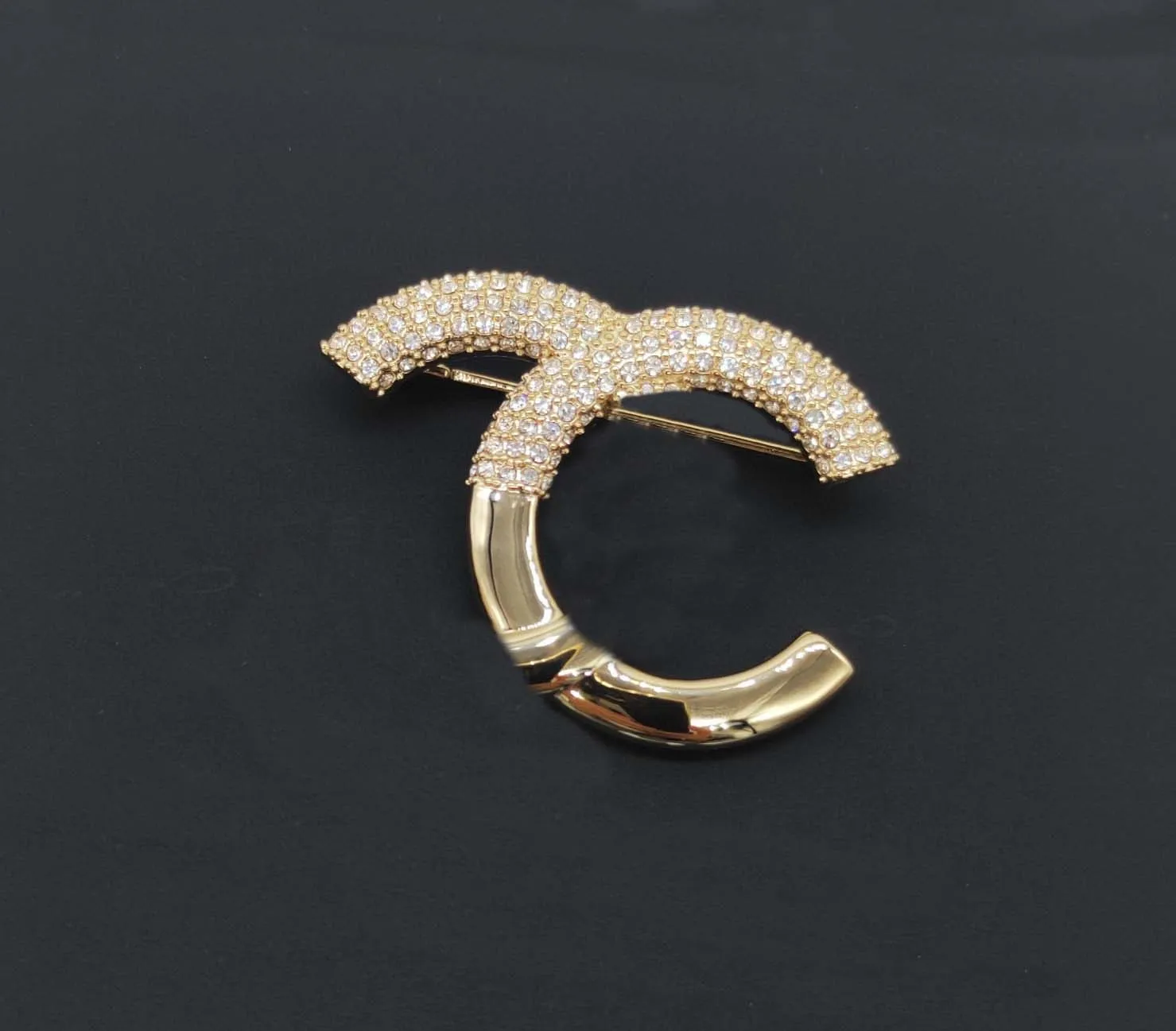 2022 Charme de design simples de qualidade de luxo Broche com diamante em 18k Gold Bating Have Box Stamp PS4413A