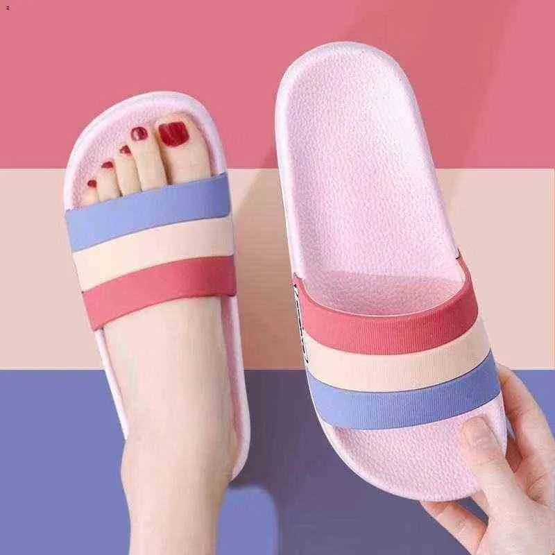 Vackra flickor Heart Slippers Nonslip Shoes Rainbow Korean version av platt botten Bekväm plattform Fashion Badrums tofflor J220716