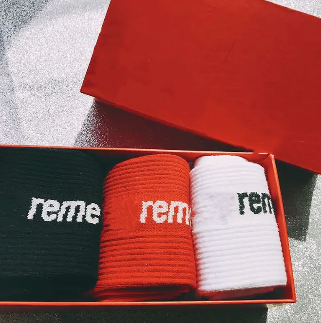 3 paires de chaussettes mi-mollet en pur coton Chaussettes rouges Hommes et femmes Couple Lettres européennes et américaines Chaussette de skate