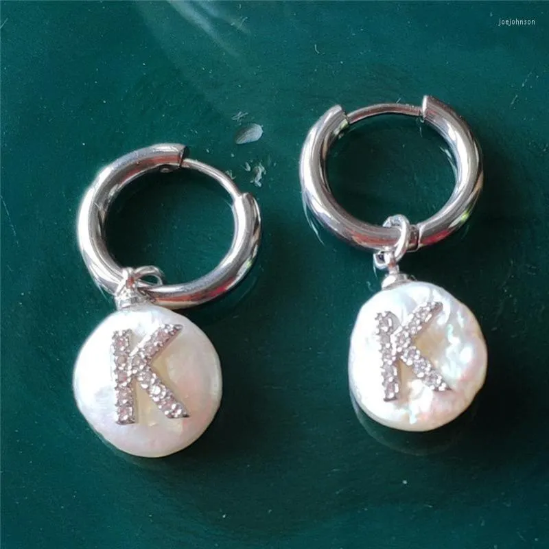 Boucles d'oreilles créoles naturel plat pièce perle d'eau douce breloque Micro pavé blanc CZ 26 Alphabet lettre or déclaration boucle d'oreille pour les femmes