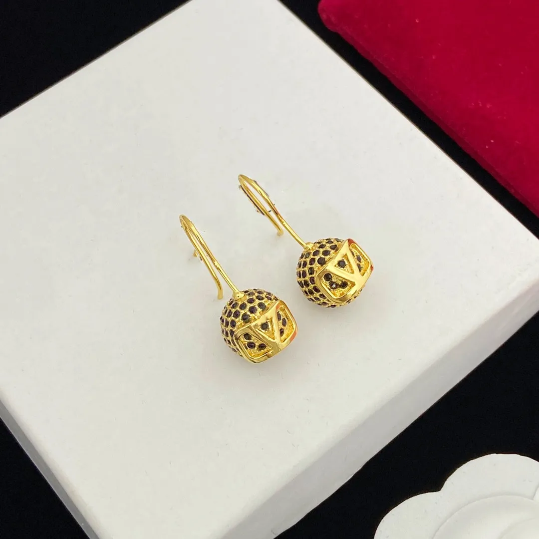 2023 Boucles d'oreilles Designer pour femmes Stud Luxury Gold Heart Shape Pearl Crystal Gol Double V Letter 925S Silver Jewelry Classic 89494123