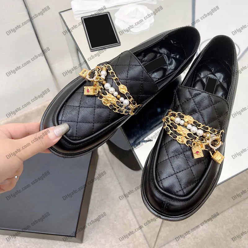 22SS Tasarımcı Kadın Elbise Ayakkabı Metal Chian Faux Fail Klasik Loafers Düz Topuklu Bale Ayakkabı Slip-On Rasim Ayakkabı Retro Siyah Moda Luxurys Yuvarlak Ayak Parçaları