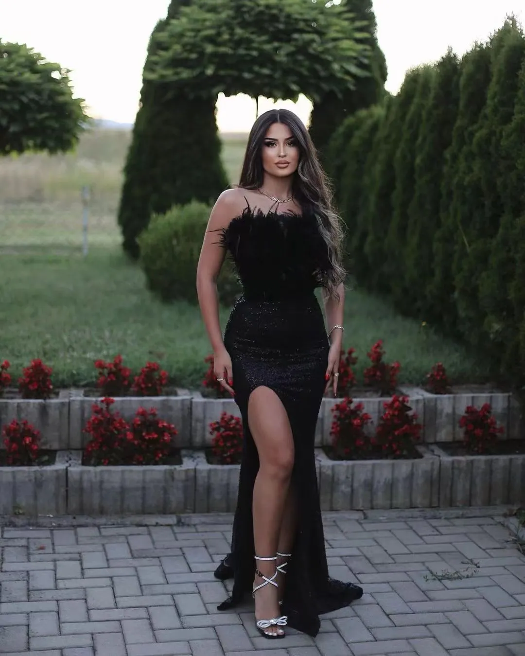 Sexy afrikanische schwarze Pailletten-Meerjungfrau-Abschlussballkleider für Frauen mit Federn, trägerlos, Festzug-Partykleid, langes, hochgeschnittenes Cocktail-formales Abendkleid