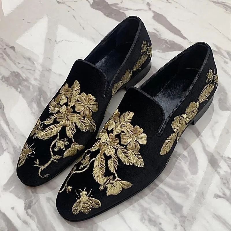 Sukienka butów mokasyna Mężczyźni moda czarna imitacja zamsz złota haft kwiatowy biznes swobodny sapatos para hombre 221119