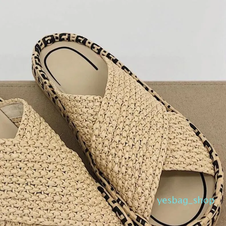 Glissière de motif de raphia tressé beige de qualité supérieure pour les femmes glissent sur des chaussures appartements sandale décontractée designers de luxe glissent des chaussures d'usine de pantoufle à bande haute